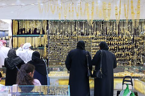 Gold prices steady in Dubai as investors await Fed rate cut