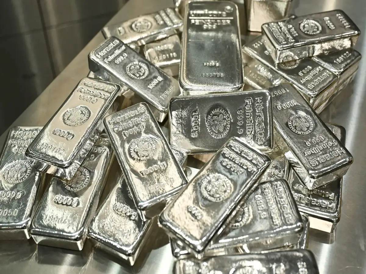 Silver Shortage Hits Dubai as Buyers Pay Premiums to Secure Physical Bars